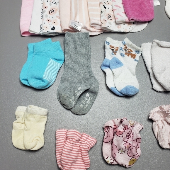 baby girls bundle of 20, wash cloths, socks and mittens - Picture 3 of 8
